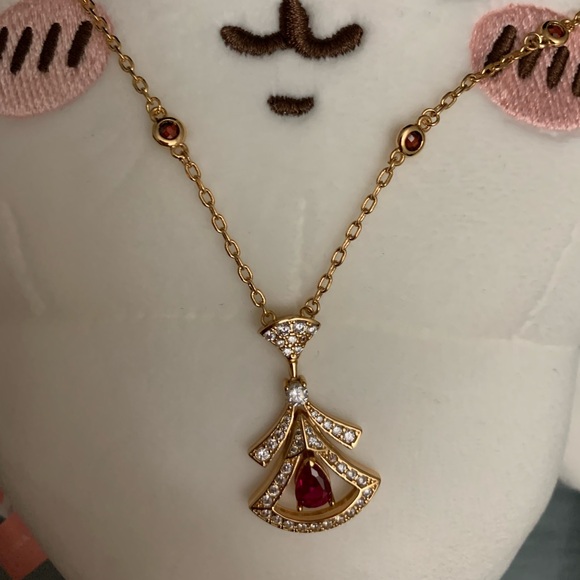 Divas dream necklace rose gold with red crystals ♥️💛 - Picture 4 of 8